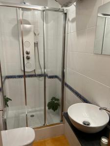 y baño con ducha y lavamanos. en HGC Barcelona, en Barcelona