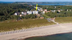 an aerial view of a resort and the beach at APPARTEMENT TRAUMSTERN 21 - zum Strand wenige Geh Minuten in Baabe