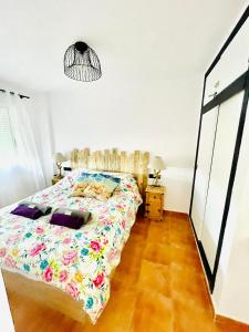 1 dormitorio con 1 cama en una habitación en Apartament Bella Vista, en Los Nietos