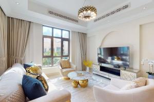 - un salon avec un canapé et une télévision dans l'établissement Al Tajer, Core C, Souk Al Bahar - Vacationer, à Dubaï