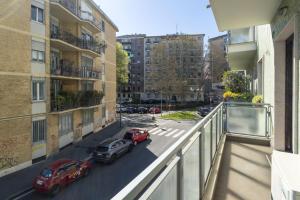 twee auto's geparkeerd op een straat in een stad bij Easylife - Accogliente appartamento in Bocconi in Milaan