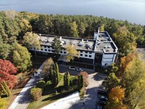 uma vista aérea de um edifício com árvores e água em Apartament Zegrzyński z widokiem em Serock