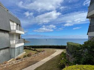 widok na ocean z budynku w obiekcie Appt T2 vue imprenable sur Mer w mieście Saint-Quay-Portrieux