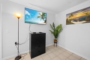 En TV eller et underholdningssystem på 2 Bed Cottage with Pool, Close to Beach! BBQ Grills & Patio