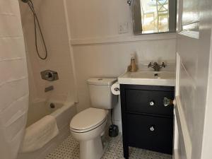 Ένα μπάνιο στο Southern Charm in Lakeland +13 φωτογραφίες