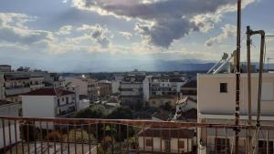 Blick auf eine Stadt vom Balkon eines Gebäudes in der Unterkunft Βαγγέλης in Kardítsa