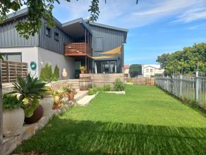 a house with a lawn in front of it at Kwikstertjie in Hermanus