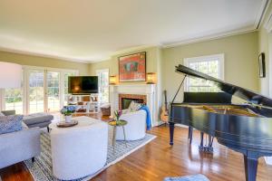 sala de estar con piano y chimenea en Berkeley Home with Garden, Close to San Francisco! en Berkeley