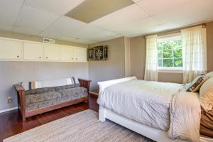 1 dormitorio con cama, sofá y ventana en Berkeley Home with Garden, Close to San Francisco! en Berkeley