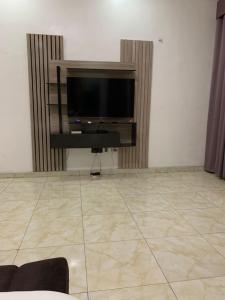 TV a/nebo společenská místnost v ubytování Jilles apartments -4bedroomduplex24hrlight&security