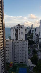 uma vista para uma cidade com um campo de ténis e o oceano em Flat em Boa Viagem - perto da praia no Recife