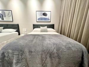 1 dormitorio con 1 cama grande y cortinas en Flat 2 quartos, novo, na Avenida Paulista, en São Paulo