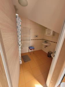 an overhead view of a bathroom with a toilet and a sink at Pension Schützenhaus Leisnig in Leisnig