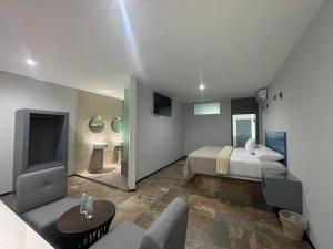 - une chambre avec un lit, un canapé et une table dans l'établissement Casa Picacho by Cobo´s, à Aguascalientes