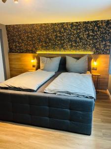 1 cama grande en un dormitorio con cabecero en Ferienhaus Rost, en Volkach