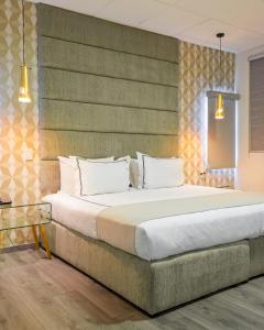 A bed or beds in a room at Hotel Posada San Antonio