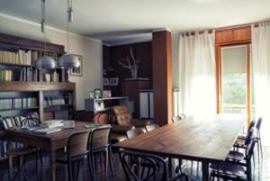 ein Esszimmer mit einem Holztisch und Stühlen in der Unterkunft B&B Casa Mancini in Rimini