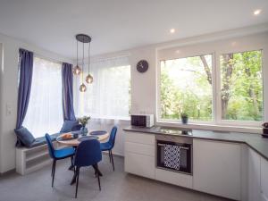 cocina y comedor con mesa y sillas en Blue Bird Citadel Apartment, en Budapest
