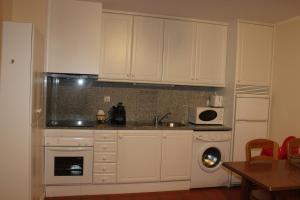 Кухня або міні-кухня у Apartamentos Varandas da Rocha