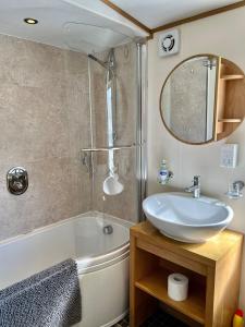 Bilik mandi di Leaf Lane Lodge +9 gambar