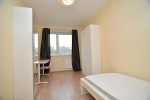 1 dormitorio con cama, escritorio y ventana en Pramonės av 77 Kaunas Students Home LT en Kaunas