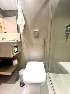 y baño con aseo y ducha. en Flat 2 quartos, novo, na Avenida Paulista, en São Paulo