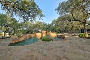 une piscine d'eau dans un parc arboré dans l'établissement Spacious Austin Resort Home - Private Pool, Gazebo, 6BR, 8 beds, à Austin