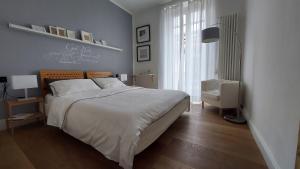 En eller flere senge i et værelse på Whale Song Apartment - with private parking