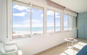 Pokój z oknami z widokiem na plażę w obiekcie Cozy Apartment In Malaga w Maladze