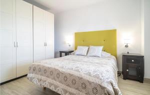 Łóżko lub łóżka w pokoju w obiekcie Cozy Apartment In Malaga