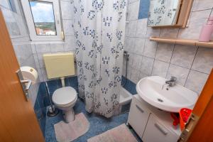 Koupelna v ubytování Apartments Sopic