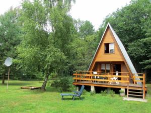 Casa pequeña con porche y terraza en Jeżówka, en Sasino