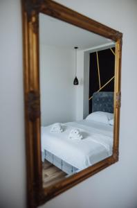 einen Spiegel, der ein Bett im Schlafzimmer reflektiert in der Unterkunft Modern Apartment 3 in Brčko