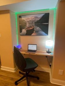 escritorio con ordenador portátil y silla con lámpara en Lovely oceanside 1-bdrm suite Fireplace HotTub, en Crofton