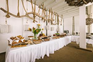 un lungo tavolo con sopra del cibo in una stanza bianca di Anemomilos ad Agia Anna Naxos