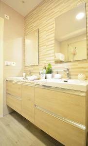 a bathroom with two sinks and a large mirror at Apartamento en pleno centro de Portonovo, Sanxenxo in Sanxenxo