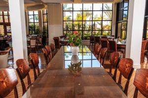 Um restaurante ou outro lugar para comer em Marques Plaza Hotel