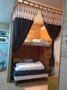 Posteľ alebo postele v izbe v ubytovaní appartement face au Thermes et au calme