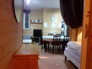 Kuchyňa alebo kuchynka v ubytovaní appartement face au Thermes et au calme + 1 fotografia