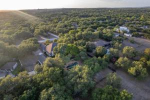 - une vue aérienne sur une maison dans les bois dans l'établissement Spacious Austin Resort Home - Private Pool, Gazebo, 6BR, 8 beds, à Austin