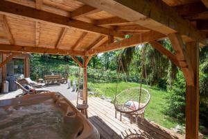 Vonkajšia záhrada v ubytovaní L’Ecrin Blanc – Cocon familial avec jacuzzi et salle de jeux