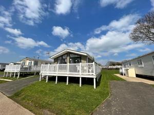 ein Wohnmobilpark mit einer Veranda und einem Haus in der Unterkunft 2 Bedroom Lodge TH35, Nodes Point, St Helens, Isle of Wight in Saint Helens