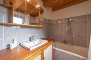 Kúpeľňa v ubytovaní L’Ecrin Blanc – Cocon familial avec jacuzzi et salle de jeux + 26 fotografií