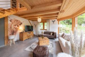 Televízia a/alebo spoločenská miestnosť v ubytovaní L’Ecrin Blanc – Cocon familial avec jacuzzi et salle de jeux