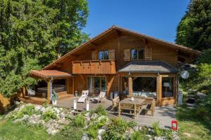 Vonkajšia záhrada v ubytovaní L’Ecrin Blanc – Cocon familial avec jacuzzi et salle de jeux