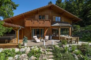 Vonkajšia záhrada v ubytovaní L’Ecrin Blanc – Cocon familial avec jacuzzi et salle de jeux