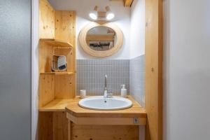 Kúpeľňa v ubytovaní L’Ecrin Blanc – Cocon familial avec jacuzzi et salle de jeux