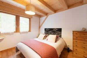 Posteľ alebo postele v izbe v ubytovaní L’Ecrin Blanc – Cocon familial avec jacuzzi et salle de jeux