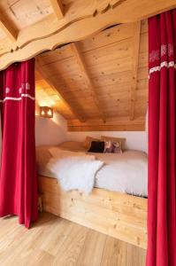 Posteľ alebo postele v izbe v ubytovaní L’Ecrin Blanc – Cocon familial avec jacuzzi et salle de jeux