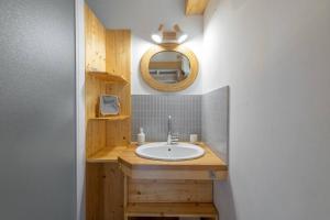 Kúpeľňa v ubytovaní L’Ecrin Blanc – Cocon familial avec jacuzzi et salle de jeux